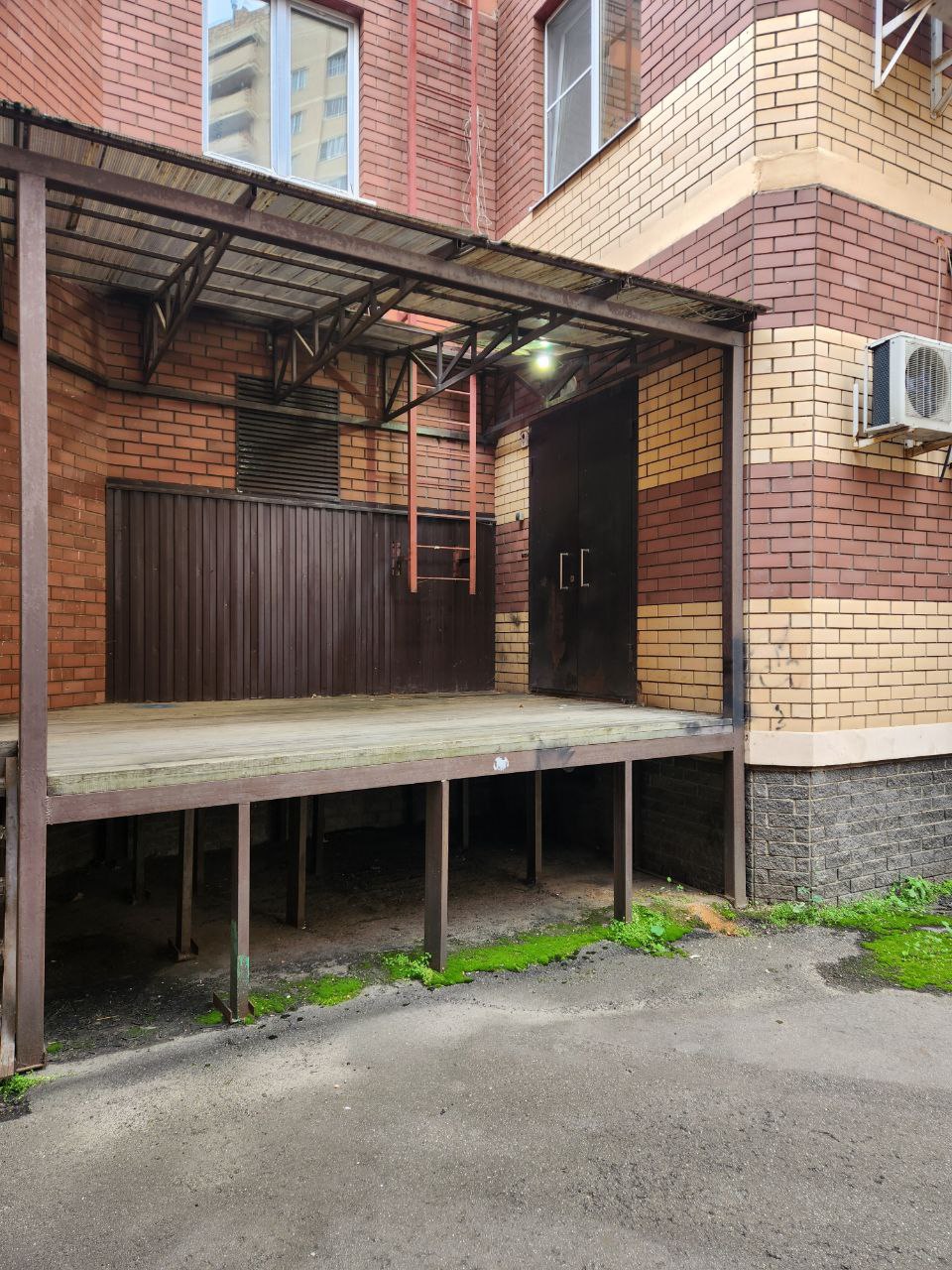 Погрузочная зона и вход на склад